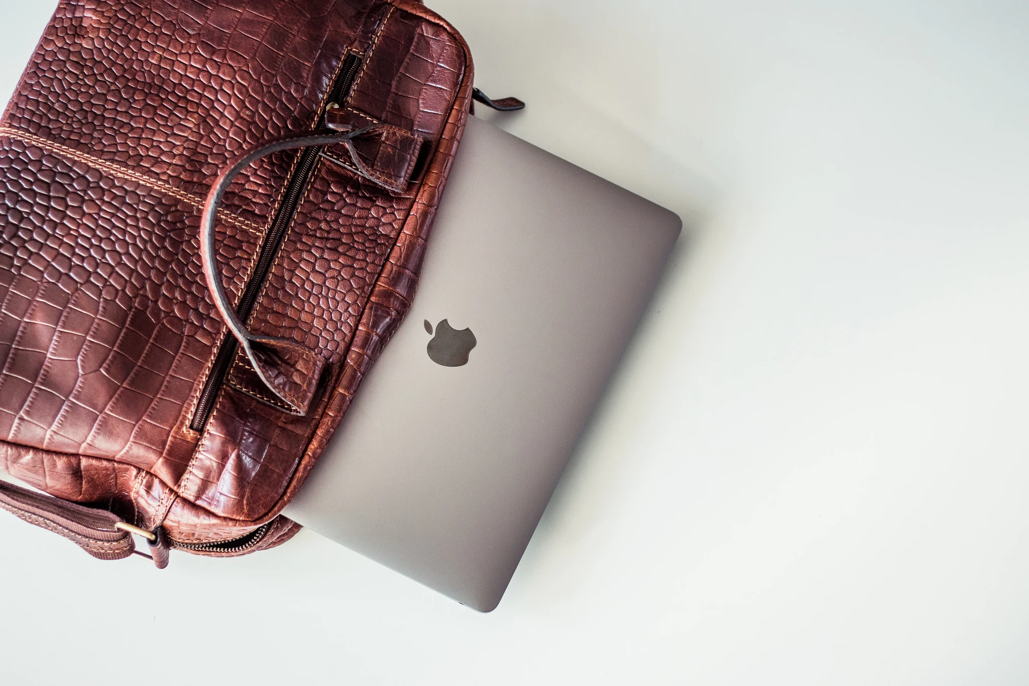Is it safe to carry a laptop in a tote bag ?
